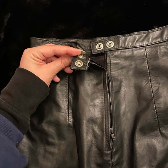 Black leather mini skirt - Picture 2 of 10